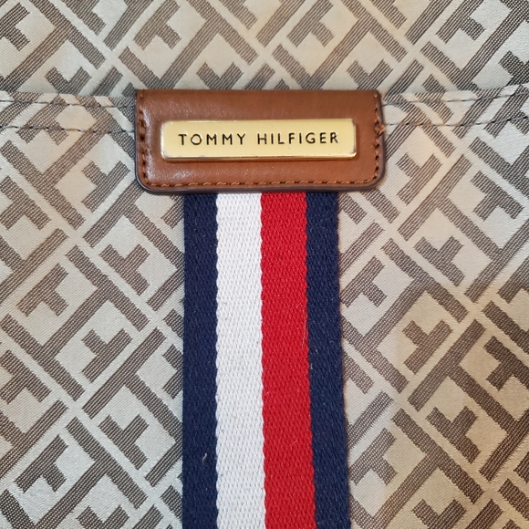 TOMMY HILFIGER monogram tan shoulder/crossbody bag - Picture 2 of 5